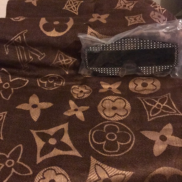 🧣/ glasses - Picture 1 of 1